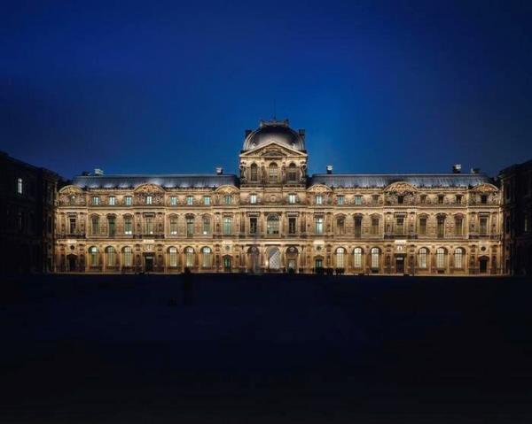 Des visites groupes face aux oeuvres au Louvre 